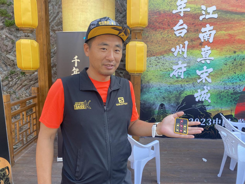 因为参加过7届柴古唐斯赛事，跑者马萧萧今年获得了“七星跑者”荣誉。 程欣摄